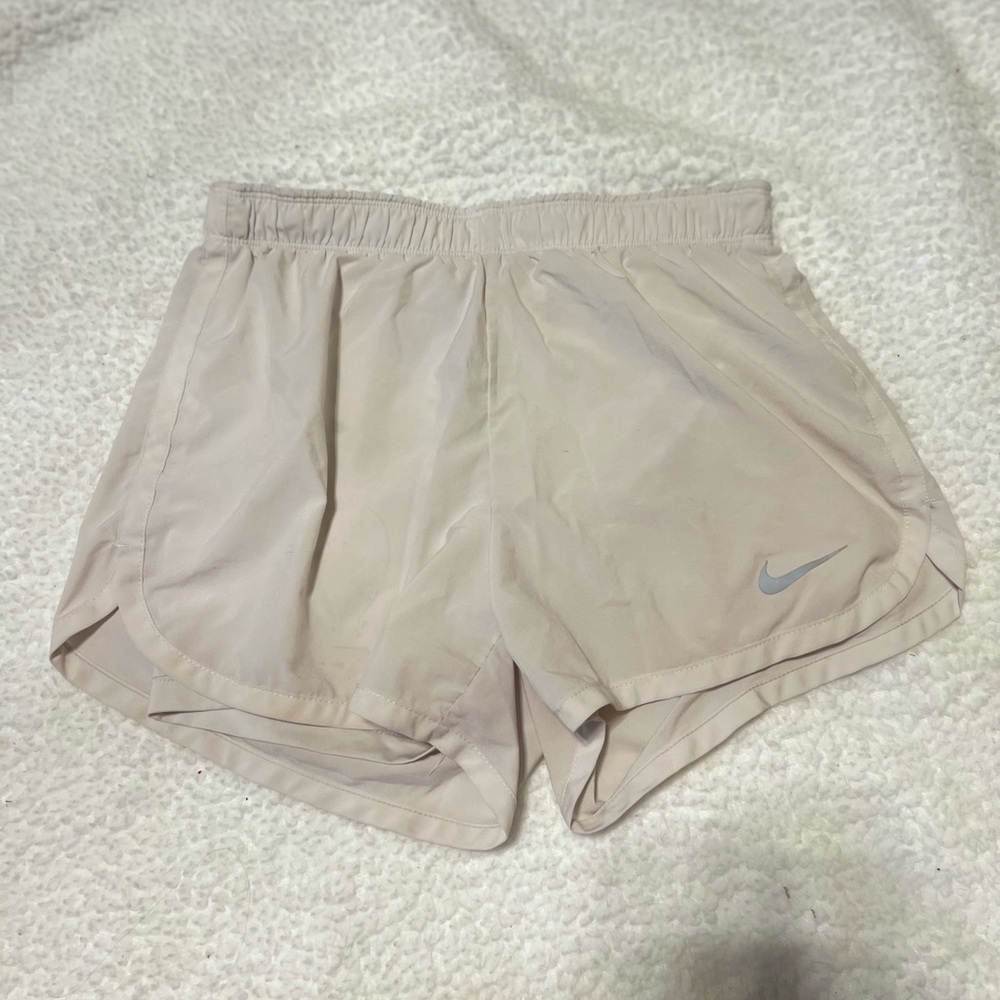 WHITE NIKE SHORTS